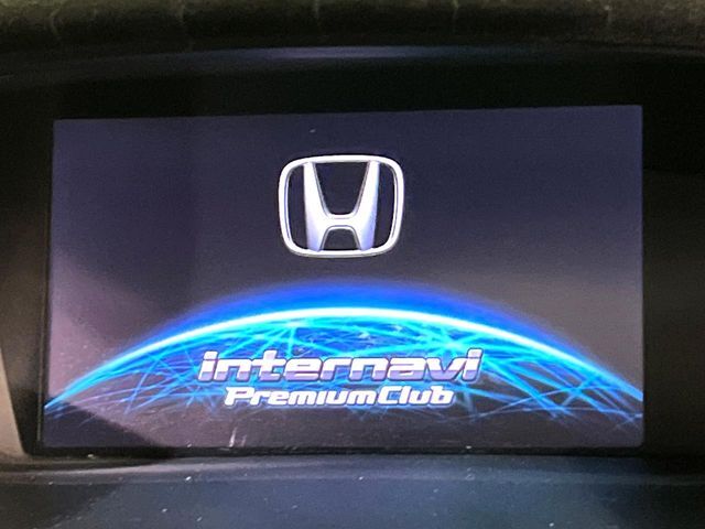 【メーカー純正ナビ】インテリアに溶け込むスタイリッシュな「専用設計」メーカーナビを装備♪視認性や操作性など基本性能にも優れ、より上質なカーライフをお楽しみいただけます。
