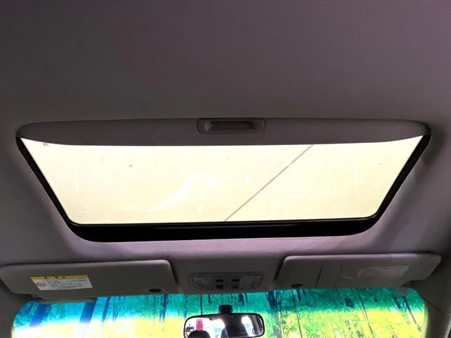 【サンルーフ】開放感たっぷりの希少装備、サンルーフが装着されています！車内に明かりを取り入れたり景色を楽しむ以外にも、車内の空気も簡単に換気できて快適です！