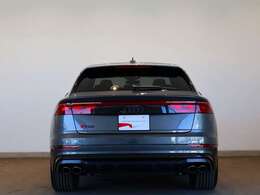 Audi SQ8/ダーク Audi rings ＆ブラックスタイリング/アルミホイール 10Yスポークデザイン ブラックメタリック 10Jx22/パノラマサンルーフ/HDマトリクスLEDヘッドライト