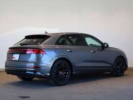Audi SQ8/ダーク Audi rings ＆ブラックスタイリング/アルミホイール 10Yスポークデザイン ブラックメタリック 10Jx22/パノラマサンルーフ/HDマトリクスLEDヘッドライト