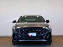 Audi SQ8/ダーク Audi rings ＆ブラックスタイリング/アルミホイール 10Yスポークデザイン ブラックメタリック 10Jx22/パノラマサンルーフ/HDマトリクスLEDヘッドライト