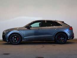 Audi SQ8/ダーク Audi rings ＆ブラックスタイリング/アルミホイール 10Yスポークデザイン ブラックメタリック 10Jx22/パノラマサンルーフ/HDマトリクスLEDヘッドライト