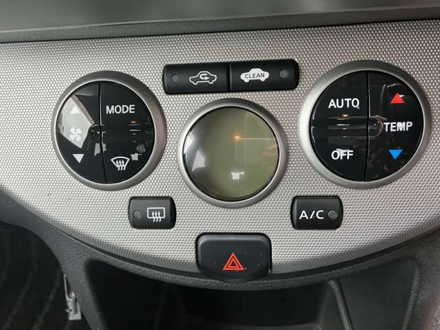 操作の楽なオートエアコン。車内の温度を快適にしてくれます！