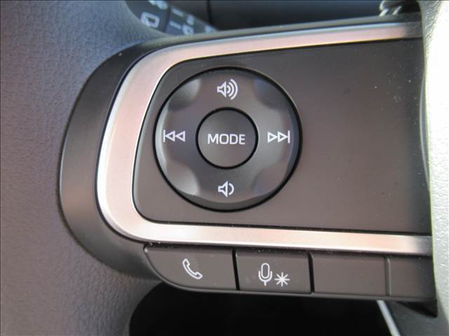 【ステアリングスイッチ】ハンドル左側のボタンで音量の調節、チャンネル変更が可能に。運転中でもナビまで手を伸ばさずに操作可能です。