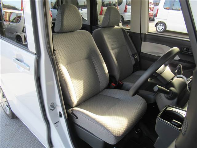 運転席シートは使用感が少なく、良好な状態になっております。前オーナーが綺麗に使っていたのがわかりますね。