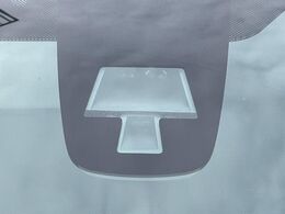 【スズキ　セーフティサポート】走行中に前方の車両等を認識し、衝突しそうな時は警報とブレーキで衝突回避と被害軽減をアシスト。より安全にドライブをお楽しみいただけます。