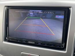 【バックカメラ】駐車時に後方がリアルタイム映像で確認できます。大型商業施設や立体駐車場での駐車時や、夜間のバック時に大活躍！運転スキルに関わらず、今や必須となった装備のひとつです！