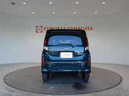 4WDシステムを搭載。オフロードや雪道などの滑りやすい路面でも安心して走行できます。