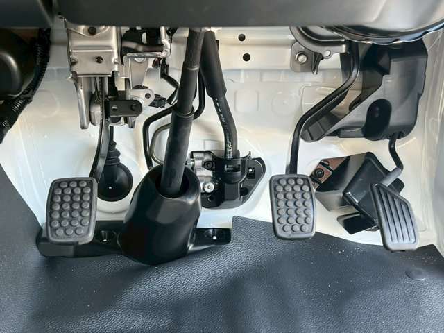 【エンジンルーム】エンジンの異音・オイル漏れ・におい等を確認し、フロント部の骨格に損傷・修理・交換跡がないかライトを使用し入念に確認します。