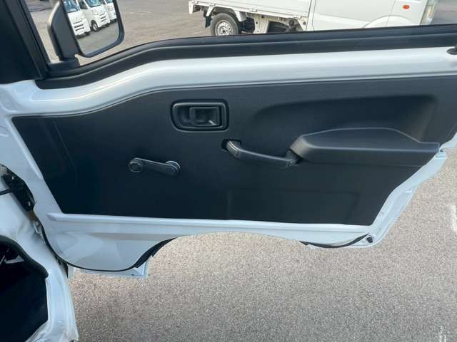 【外板】ドア等の外板の状態を確認します。傷・へこみだけでなく、板金・交換の修理もしっかり確認します。