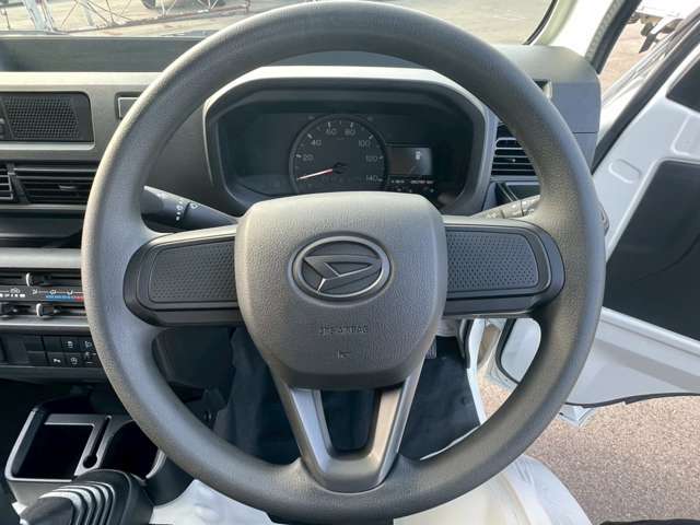 【リア下回り】リア部の骨格に損傷・修理・交換跡がないか、ライトを使用して入念に確認します。合わせて、下回りのサビ・突き上げ等の見えない辛い部分の確認もします。