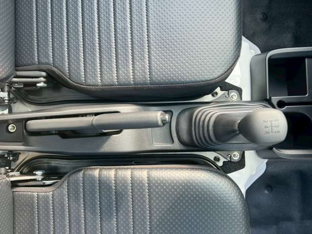 5MT（5速マニュアル）力強い走りと燃費の良さが魅力！荷物を積んでもしっかり走れる5速MTで、仕事にもピッタリです。