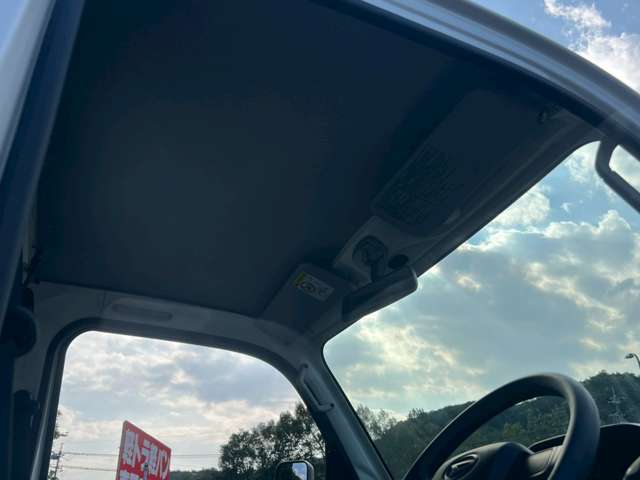 【リアゲート】ドア・リアゲートの確認は、外側だけでなく、下地・シーライト・ボルトの状態を確認し、交換の有無を見極めます。