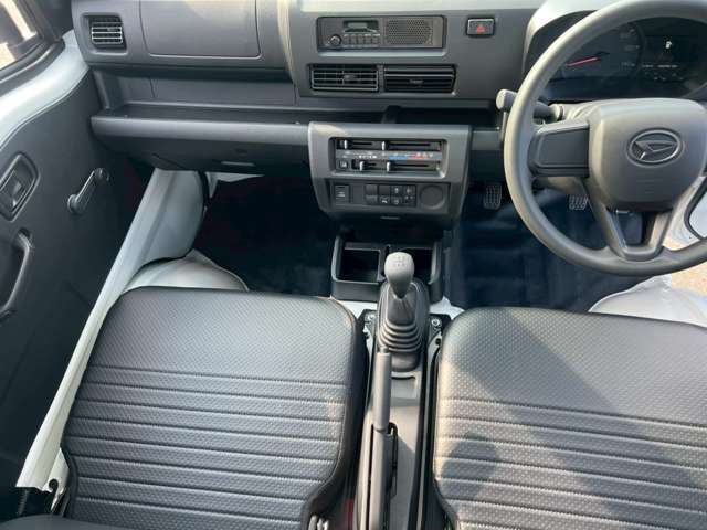 【タイヤハウス】確認し辛い部分はミラー等の道具を使用してしっかりと確認します。