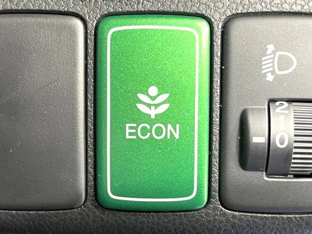 【ECONモード】スロットル応答を最適なレベルに調整し、燃料消費量を抑えます。　このモードは主に中間域のスロットルを変更し、加速を減らしてガソリン代を節約します。