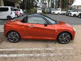 赤いDマークの看板が目印！県道307号線庚申口信号を曲がり草津伊賀4号線を三重県方面に進むと見えてきます。