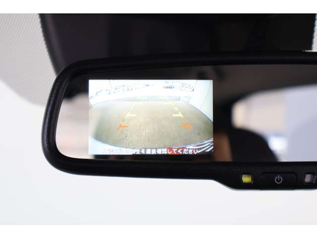 リヤビューモニター付ルームミラー装備！シフトを「R（後退）」に入れると、車両後方の映像をルームミラーに表示。後退時のステアリング操作の目安となるラインも表示し車庫入れをサポートします。