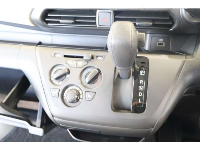 コンパクトに配置されたパネルシフトとエアコンスイッチ☆操作カンタンで運転ラクラク♪パネルシフトのおかげで足元もヒロビロの快適空間！