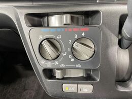 寒い冬も暑い夏も全席に快適な空調を届けてくれる、ダイヤル式エアコンを装備♪