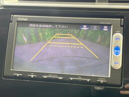 【バックカメラ】駐車時に後方がリアルタイム映像で確認できます。大型商業施設や立体駐車場での駐車時や、夜間のバック時に大活躍！運転スキルに関わらず、今や必須となった装備のひとつです！