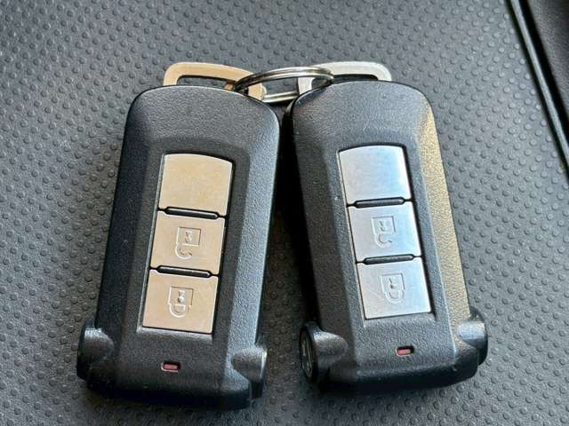 もはや定番となりつつある【スマートキー】鍵を持っているだけでエンジン始動から開閉まで行う事が出来ます。