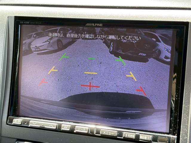 【カラーバックモニター】を装備しております。リアの映像がカラーで映し出されますので日々の駐車も安心安全です。