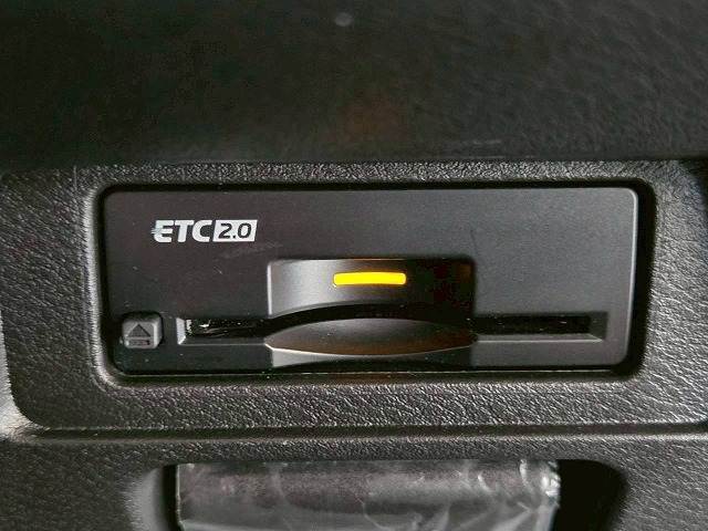 【ビルトインETC】で高速道路もスムーズに乗り降り可能で、ご納車直後からの遠距離ドライブも可能です。