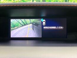 【サイド＆バックカメラ】停車・駐車時に死角になりがちな運転席から見えづらいサイドとリアの障害物を確認できます！雨天時や夜間などは特に活躍してくれるアイテムです。
