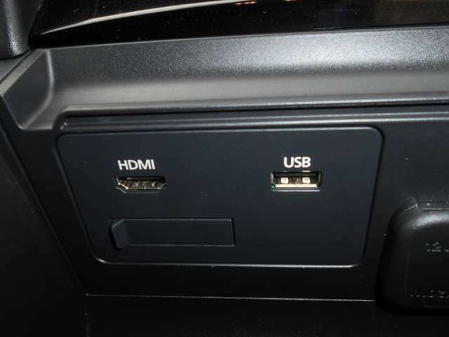 センターコンソール内にHDMI+USBポートがあります。