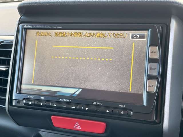 【バックカメラ】駐車時に後方がリアルタイム映像で確認できます。大型商業施設や立体駐車場での駐車時や、夜間のバック時に大活躍！運転スキルに関わらず、今や必須となった装備のひとつです！