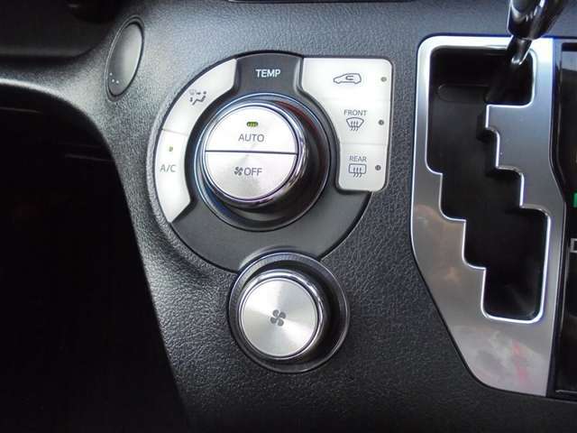 オートエアコンで車内快適♪ご希望の温度に設定すれば風向きや風量を自動で調整してくれますよ！