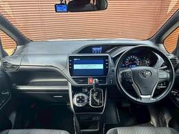 コックピット。車内もキレイで嫌な臭いもありません！ご納車後の臭いが付きにくくなる「空気触媒コーティング」もあります。