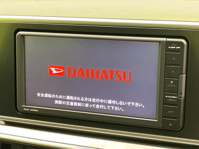 【ディスプレイオーディオ】お持ちのスマホやMP3プレイヤーとの無線接続で音楽再生が可能！コードで繋ぐわずらわしさも無く、手軽にお気に入りの音楽を楽しめます。