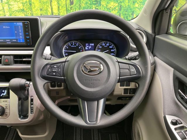 インテリアに合わせたデザインのステアリングは、運転される方のことも考え、運転しやすい形状、大きさです。是非一度、実際に触ってお確かめください。