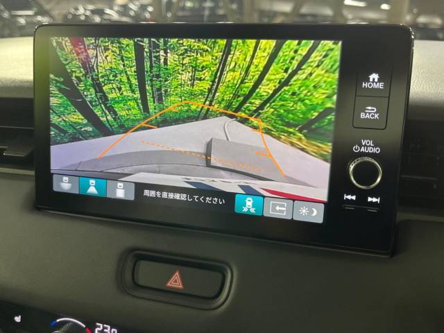 【バックカメラ】駐車時に後方がリアルタイム映像で確認できます。大型商業施設や立体駐車場での駐車時や、夜間のバック時に大活躍！運転スキルに関わらず、今や必須となった装備のひとつです！