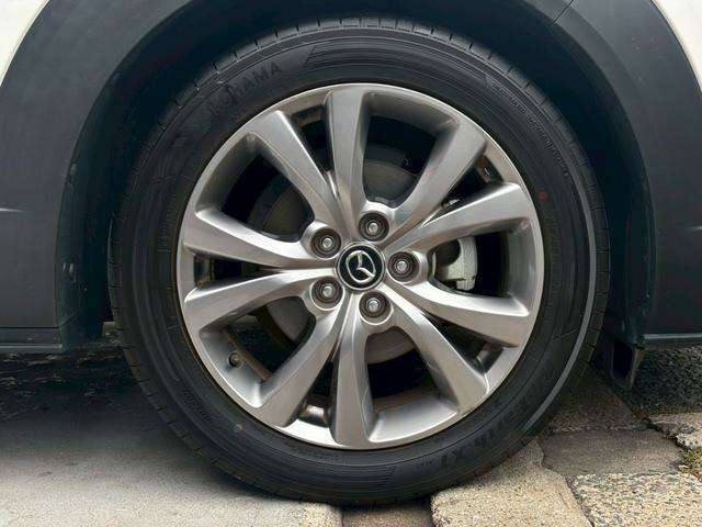 純正18インチAW装着！傷も少なく非常に綺麗な状態となります。装着タイヤは215/50R18で溝も7部山程残っております。