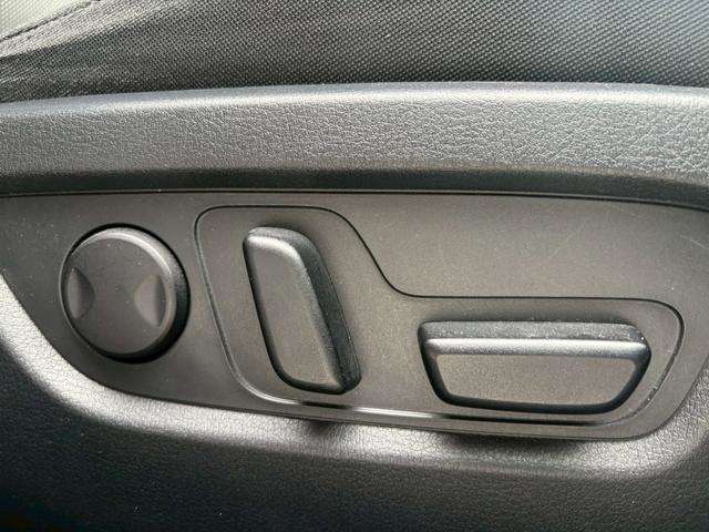 パワーシート完備！電動でシート調整できる他にも、メモリ機能も付いております。