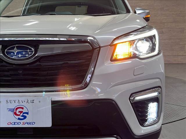 視認性の高いLEDヘッドライトが装備されております！