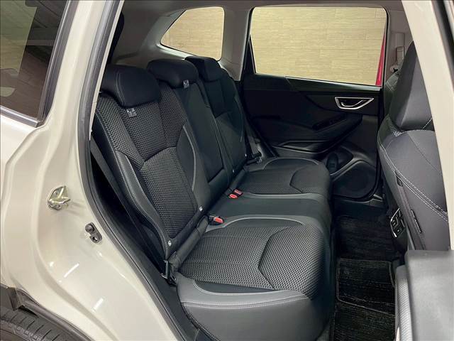 セカンドシートは足元ゆったりでくつろぎの空間。大人二人が乗っても十分なスペースが確保されております。