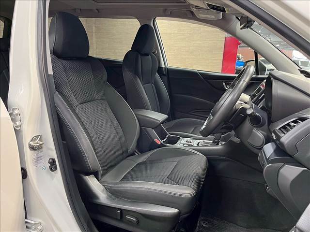 各ブランドのシートカバーの取り扱いもございます。また、弊社オリジナルフロアマットもご用意しております！