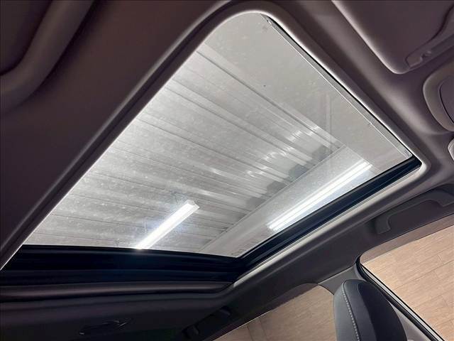 人気オプションのサンルーフ装備！車内も明るくなりドライブがより一層楽しくなります♪