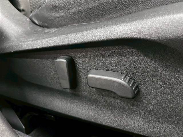 【パワーシート】は細やかな調整ができ、体格を問わずベストポジションがとれ長距離ドライブも快適です。