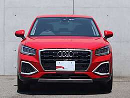●一目でAudiとわかる特徴的なシングルフレームグリル・LEDランプ。精悍なフロントマスクからAudiのスマートで上品なブランドを連想させてくれます。女性にも大変ご好評頂いております。