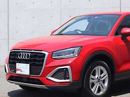 ●Audiが最初に採用したLEDポジショニングランプ。シャープなラインで昼間でも点けていたいと思うほど上品でオシャレです。夜間走行時はさらに目立ちます！