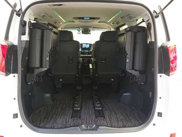 サードシートは乗る人数や荷物に合わせてアレンジ可能です。