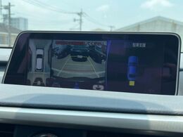 【パノラミックビューモニター】専用のカメラにより、上から見下ろしたような視点で360度クルマの周囲を確認することができます☆死角部分も確認しやすく、狭い場所での切り返しや駐車もスムーズに行えます。