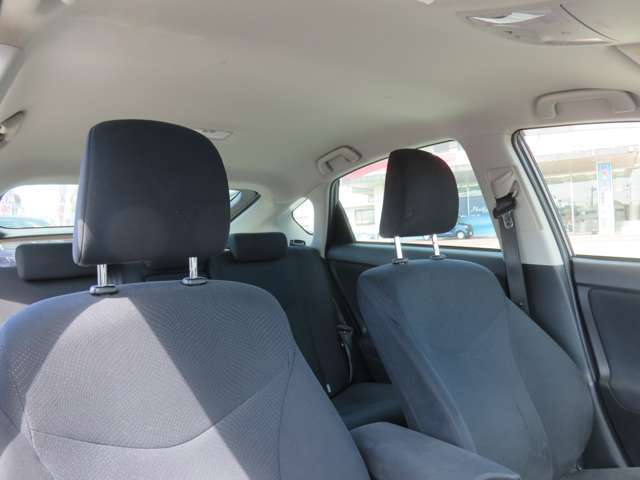 天井は実は汚れやすい部分なのですが、この車はキレイな状態です。見落としがちですが天井の状態次第で大きく室内の印象が変わります。