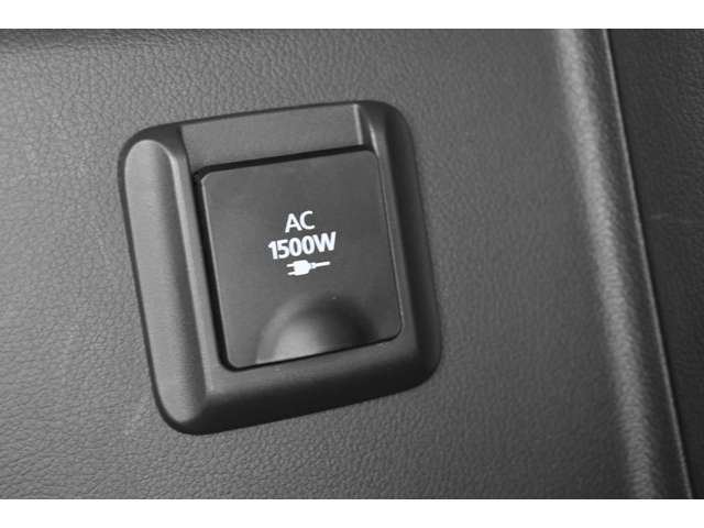 AC100Vのコンセントを装備。最大1500Wまで電力を取り出せますので、アウトドアでのご使用はもちろん、災害時等の緊急事態の備えにもお役立ていただけます☆