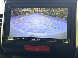 【バックカメラ】駐車時に後方がリアルタイム映像で確認できます。大型商業施設や立体駐車場での駐車時や、夜間のバック時に大活躍！運転スキルに関わらず、今や必須となった装備のひとつです！