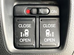 【両側パワースライドドア】スマートキーや運転席のスイッチで後席両側スライドドアの開閉が可能♪電動だから力を入れてドアを開ける必要が無く、小さなお子様でも簡単に開け閉めでき快適です♪